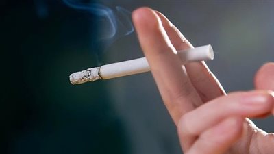 العمال بعد أنباء رفع أسعار السجائر: «الحكومة بتعد علينا أنفاسنا»