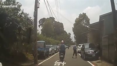 رجل يلقن سائق سيارة درسا قاسيا لسيره في الطريق الخطأ (فيديو)