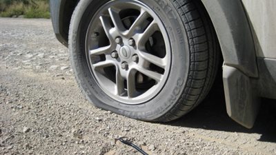 بالفيديو.. تعمل أيه لو كاوتش عربيتك انفجر بسبب حرارة الجو