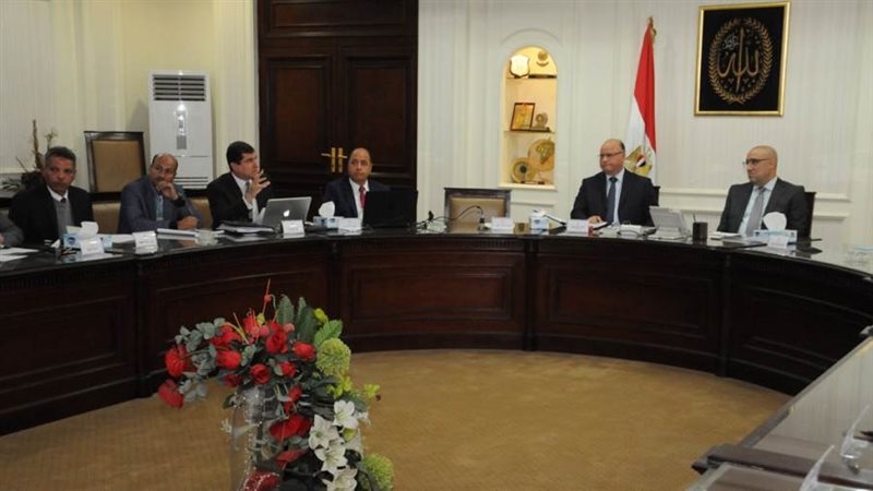 وزير الإسكان ومحافظ