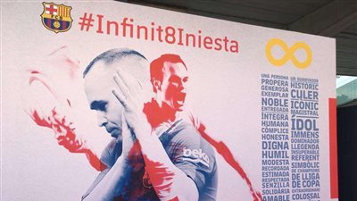 تكريم خاص لإنيستا في ملعب «كامب نو» بعد رحيله عن برشلونة (صور)