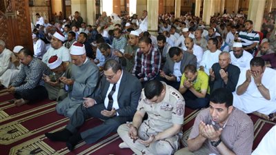 محافظ الفيوم يقدم التهاني للمواطنين عقب صلاة الجمعة الأخيرة