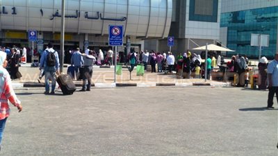 بالصور.. تكدس أمام صالات السفر بمطار القاهرة