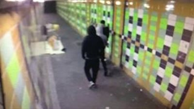 بالفيديو.. لقطات صادمة لرجال يقذفون متسولا بالألعاب النارية