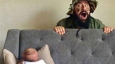 بالصور.. رجل يبرع في تصوير ابنته ويبهر مواقع التواصل