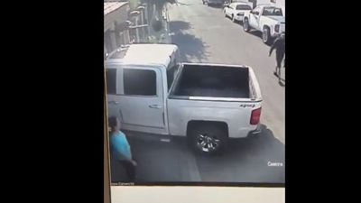 بالفيديو.. لص يتسبب في فقدان «سائق» السمع