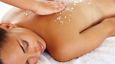 للعروس.. خليط «ملح اليود والكركم» للتخلص من حبوب الظهر