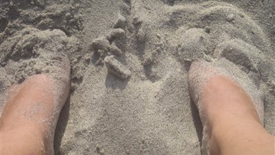 الحفاة أكثر استفادة من رمال الشواطئ