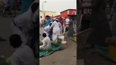 مشاجرة عنيفة بين بائع ومواطن داخل سوق (فيديو)