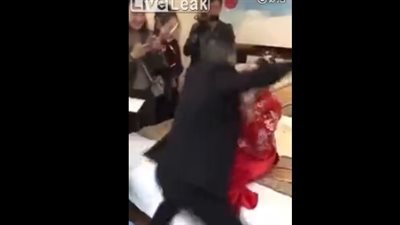 عروس تنفذ مقلبا مرعبا بعريسها (فيديو)