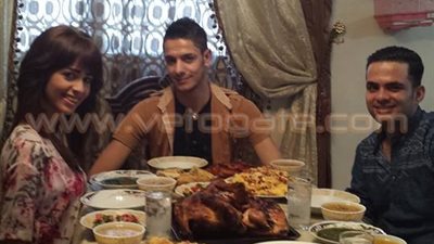 بالصور.. وليمة خاصة من رنا سماحة لمحمود محيي ومصعب