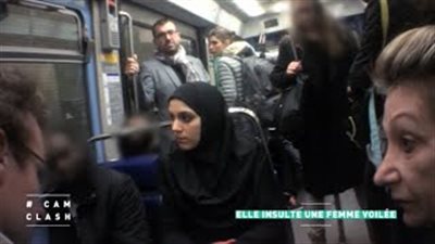 بالفيديو.. رد فعل الفرنسيين على امرأة تهاجم فتاة محجبة بالمترو