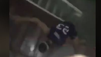 سقوط مروع لشاب حاول استعراض مهاراته في التزلج (فيديو)