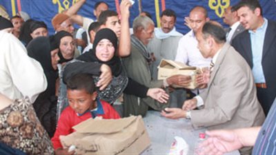 توزيع إعانات غذائية على أسر الشهداء والمصابين بشمال سيناء