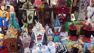 فوانيس محمد صلاح وبكار تغزو أسواق أسوان (فيديو)