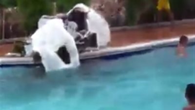 شباب يتسببون في انهيار تمثال داخل حمام سباحة (فيديو)