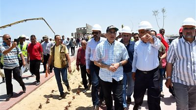 وزير الإسكان يتفقد عينات تشطيب أول جزء من كورنيش المنصورة الجديدة