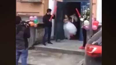 أطرف لقطات لعرسان يسقطون زوجاتهم ليلة الزفاف (فيديو)