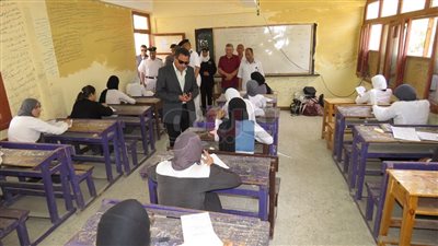 مساعد مدير أمن الإسماعيلية يتفقد امتحانات الدبلومات الفنية (صور)