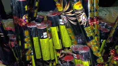 التحقيق مع بائع لحيازته ألعاب نارية في الجمالية