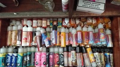 مصادرة 1430 عبوة زيت شيش إلكترونية مجهولة المصدر في المعادي