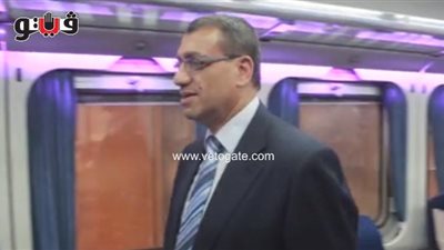 بالفيديو.. رئيس هيئة السكك الحديد يتفقد قطار الـ«vip»