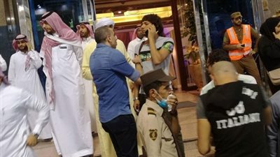 بالصور.. النني يصل السعودية لأداء مناسك العمرة