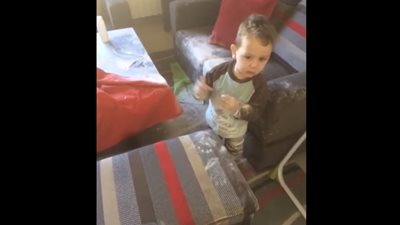 بالفيديو.. طفل يوجه والدته على طريقة تنظيف فوضى أحدثها في غرفته