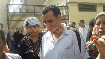 بالصور.. أهالي ضحايا مصنع شبرا ينتظرون خروج ذويهم من المشرحة