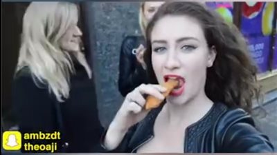 بالفيديو.. شاب وفتاة في موقف محرج والسبب سرقة طعام المارة