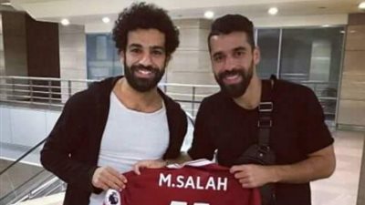 محمد صلاح يمنح عبد الله السعيد قميص ليفربول في مطار القاهرة