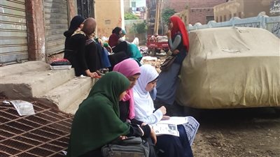 بالصور.. توافد طالبات العياط لأداء امتحاني الإحصاء والتربية الوطنية