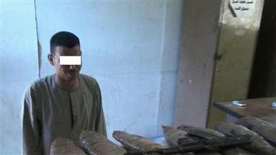 بالصور.. ضبط 8 كيلو بانجو وبندقية آلي بحوزة عامل بسوهاج