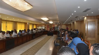 محافظ الفيوم يناقش آليات عمل القرى المنتجة (صور)