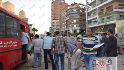 بالصور.. استمرار دخول طلاب الثانوية لجان الامتحان بعد تأخر 10 دقائق