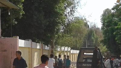 بالصور.. تكثيفات أمنية بمحيط لجان امتحانات الثانوية في أسيوط