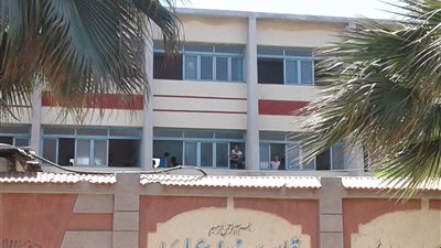 بالصور.. هرج ومرج وأغاني داخل لجان الثانوية العامة في الإسكندرية