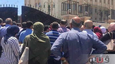 وقفة احتجاجية لأولياء أمور وطلاب مدرسة بالإسكندرية أمام مبنى المحافظة