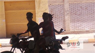 بالصور.. طلاب الثانوية بقنا يجوبون الشوارع بالدراجات البخارية