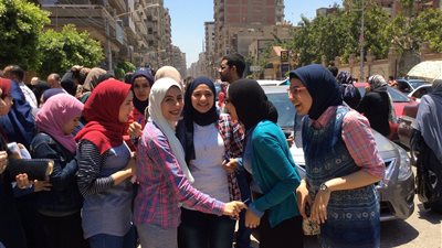 بالصور.. «فوتوسيشن» لطالبات الدقهلية بعد انتهاء الامتحانات