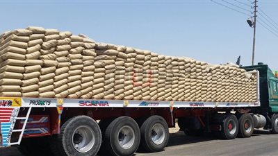 «استخبى جوه البوكس».. ضبط مقطورة أمام مركز شرطة بداخلها نصف طن بانجو