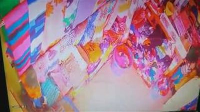 بالفيديو.. لحظة سرقة امرأة محل ملابس بالمغرب