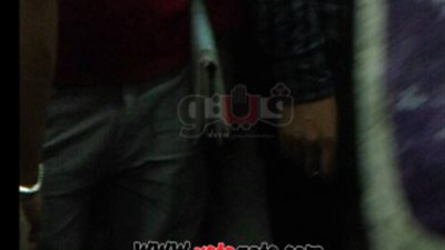 بالفيديو.. شاب يحمل سلاحًا أبيض داخل قطارات الخط الثاني للمترو