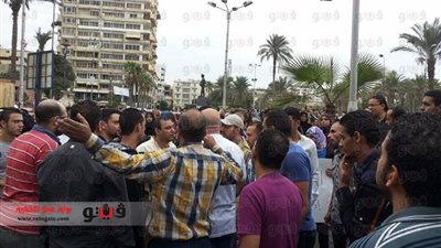 بالصور.. وقفة لعمال مصنع ببورسعيد احتجاجًا على اختطاف مديرهم