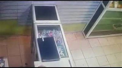 بالفيديو.. لحظة سرقة شاب هاتفا محمولا من محل