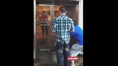 بالفيديو.. تهور شباب يتسبب في إصابة صديقهم