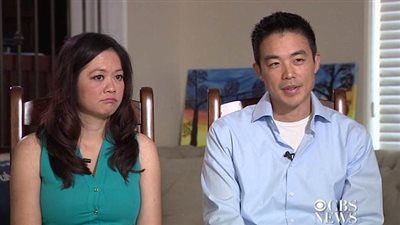 بالفيديو والصور.. أبوان يشاهدان تعذيب طفلهما مباشرة عبر كاميرات المراقبة