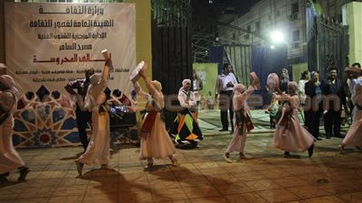 بالفيديو والصور.. فتيات بنها يرقصن بالتنورة في ختام مهرجان المسرح