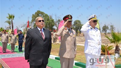 قائد الجيش الثاني يضع الزهور على النصب التذكاري للجندي المجهول