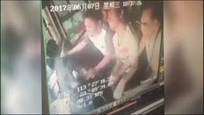 بالفيديو.. شجار بين زوجين يتسبب في انقلاب حافلة ركاب